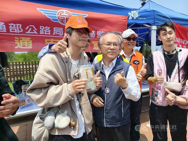 白沙屯媽祖進香活動12日深夜將登轎啟程，交通部政務次長陳彥伯（前右）在台鐵白沙屯站外發送勇字車票和保平安貼布，為香燈腳應援、祝福，吸引許多民眾前來索取。&nbsp;&nbsp;&nbsp;圖：中央社提供