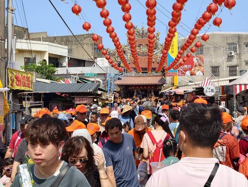 苗栗縣通霄鎮白沙屯拱天宮媽祖徒步往北港進香活動12日深夜將登轎啟程，大批香燈腳、信眾自上午陸續湧入白沙屯地區，拱天宮周邊道路滿是人潮。&nbsp;&nbsp;&nbsp;圖：中央社提供