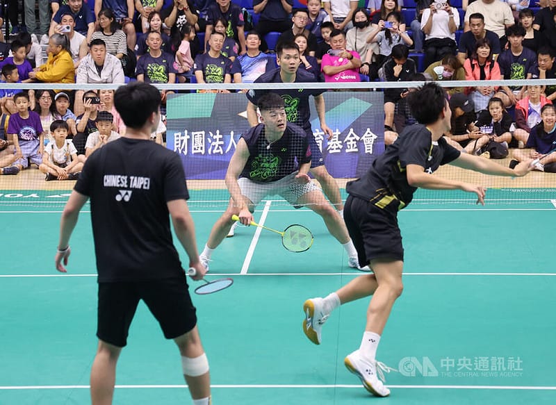 2026世界清晨盃暨吳文達紀念盃羽球錦標賽持續在台北體育館進行賽事，運動部長李洋（後中）12日與昔日搭檔王齊麟（前中）參加表演賽，展現默契。中央社記者張新偉攝　115年4月12日&nbsp;&nbsp;&nbsp;