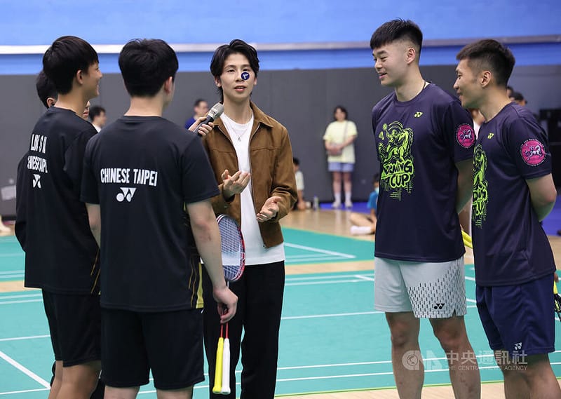清晨盃羽球錦標賽迎來最後一天賽事，運動部長李洋（右2）與昔日搭檔王齊麟（右2）12日攜手出戰表演賽，拳擊好手林郁婷（右3）擔任擲幣嘉賓。中央社記者張新偉攝　115年4月12日&nbsp;&nbsp;&nbsp;