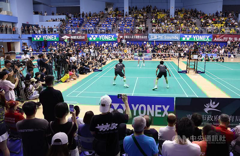清晨盃羽球錦標賽12日進入最後一天賽事，主辦單位邀請運動部長李洋與昔日搭檔王齊麟在表演賽重現「麟洋配」風采，吸引大批球迷觀看賽事。中央社記者張新偉攝　115年4月12日&nbsp;&nbsp;&nbsp;