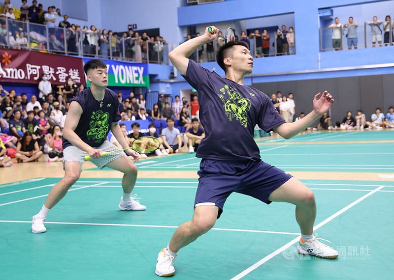 2026世界清晨盃暨吳文達紀念盃羽球錦標賽在台北體育館進行賽事，主辦單位12日邀請運動部長李洋（右）與昔日搭檔王齊麟（左）重現奧運雙金的「麟洋配」，兩人在表演賽展現好默契。中央社記者張新偉攝　115年4月12日&nbsp;&nbsp;&nbsp;