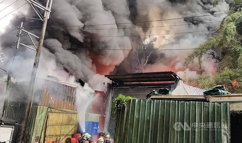新北市新莊區壽山路一處鐵皮工廠12日下午發生火警，現場濃煙直竄，警消獲報前往救援，初步確認無人受困。（翻攝照片 ）中央社記者王鴻國傳真　115年4月12日&nbsp;&nbsp;&nbsp;