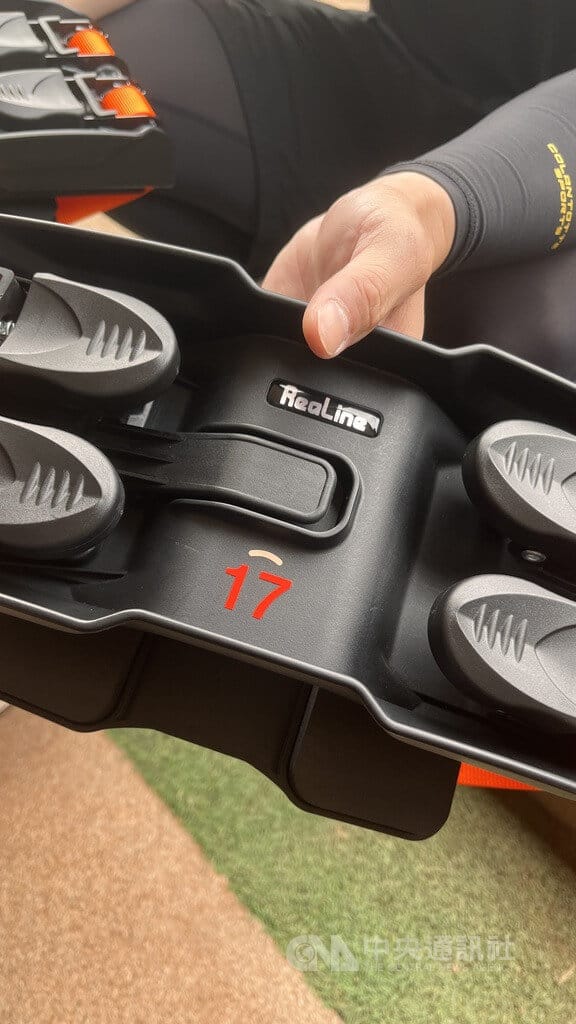 日本廠商ReaLine設計Core輔助器具，樂天桃猿隊投手陳冠宇使用後大力推廣，隊中已有多人採買，中華職棒其他球隊也有球員使用。中央社記者蘇志畬攝　115年4月12日&nbsp;&nbsp;&nbsp;