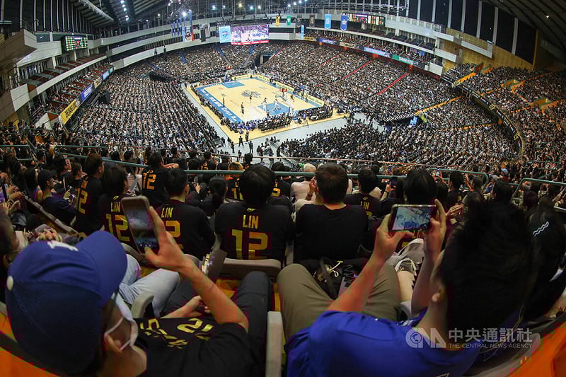 台灣職籃P.LEAGUE+台北富邦勇士隊在台北小巨蛋為球星「野獸」林志傑舉辦引退賽，連兩天吸引滿場觀眾，12日林志傑上場時，球迷拿起手機紀錄。中央社記者張新偉攝　115年4月12日&nbsp;&nbsp;&nbsp;