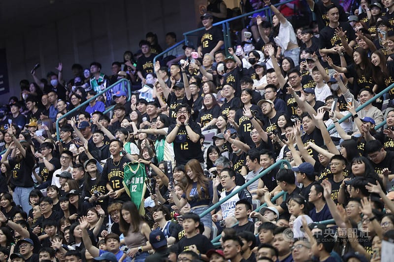 台灣職籃P.LEAGUE+台北富邦勇士球星「野獸」林志傑12日在台北小巨蛋進行引退賽，滿場球迷為他加油打氣。中央社記者裴禛攝　115年4月12日&nbsp;&nbsp;&nbsp;