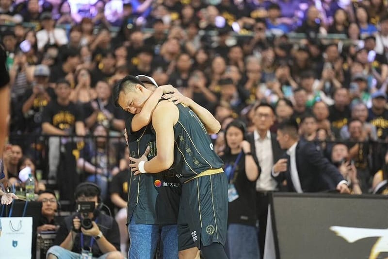 台灣職籃P. LEAGUE+台北富邦勇士球星林志傑（右）引退賽在台北小巨蛋進行，12日由林志傑父親擔任開球嘉賓，比賽還沒開打父子倆就相擁而泣，林志傑也難得在場上留下男兒淚。（PLG提供）中央社記者黎建忠傳真　115年4月12日&nbsp;&nbsp;&nbsp;