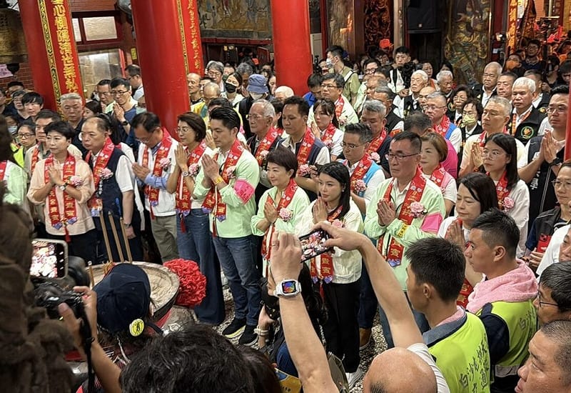 2026白沙屯媽祖進香活動12日深夜登轎、13日凌晨起駕出發，適逢年底公職人員選舉，藍綠白各政黨政治人物、參選人接連到苗栗通霄拱天宮參拜恭送媽祖。（民眾提供）中央社記者管瑞平傳真　115年4月13日&nbsp;&nbsp;&nbsp;圖：中央社提供