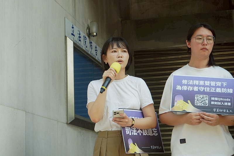 台灣基進台北市內湖南港區議員參選人吳欣岱指出,從良民證時效問題、學校未落實查核、教育局三年未依法督導、現場警訊無人通報,到案發後處分延宕,五道防線全部失守。 圖:時代力量 提供 台灣基進台北市內湖南港區議員參選人吳欣岱指出,從良民證時效問題、學校未落實查核、教育局三年未依法督導、現場警訊無人通報,到案發後處分延宕,五道防線全部失守。 圖:時代力量 提供