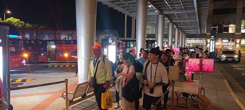 白沙屯媽祖起駕首日深夜，旅客排隊等搭接駁車。&nbsp;&nbsp;&nbsp;圖：交通部／提供