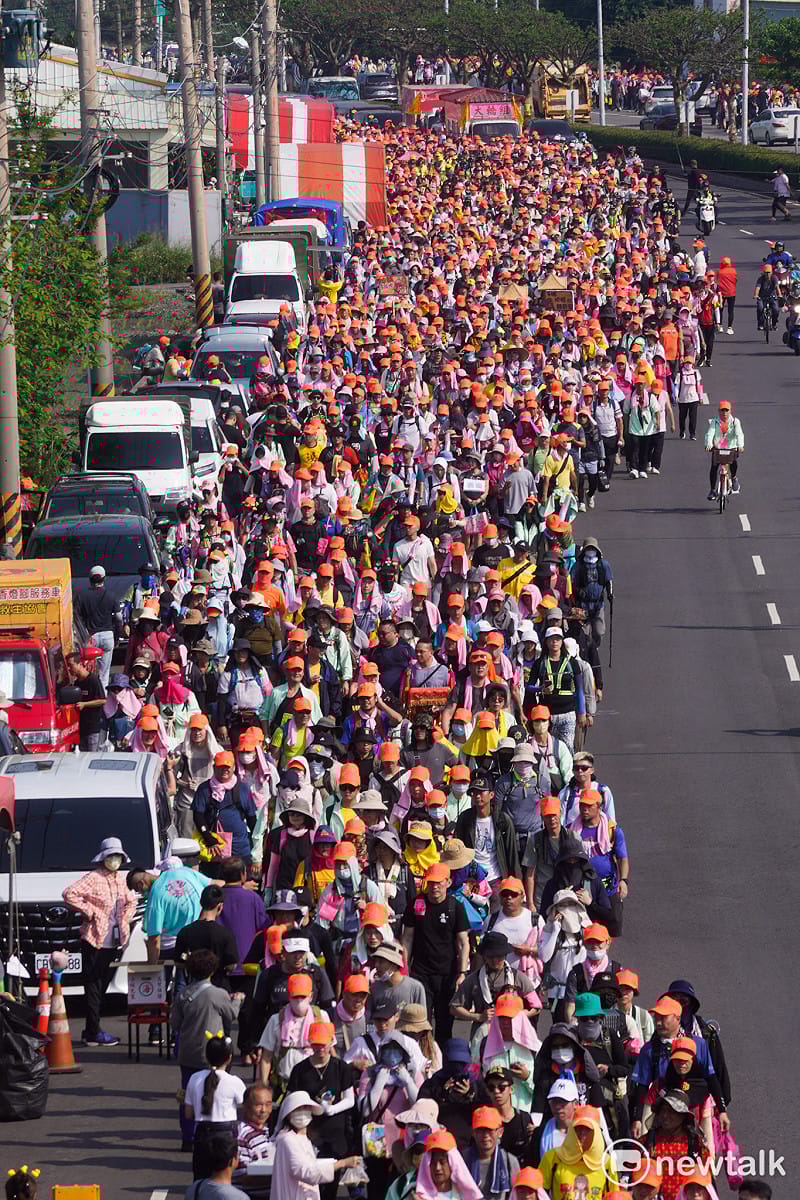 今年報名參加白沙屯媽祖往北港朝天宮進香相當踴躍，虔誠的香燈腳在拱天宮媽祖和山邊媽祖登轎後，跟隨媽祖腳步，徹夜未眠的走在南下的縱貫線。&nbsp;&nbsp;&nbsp;圖：張良一/攝