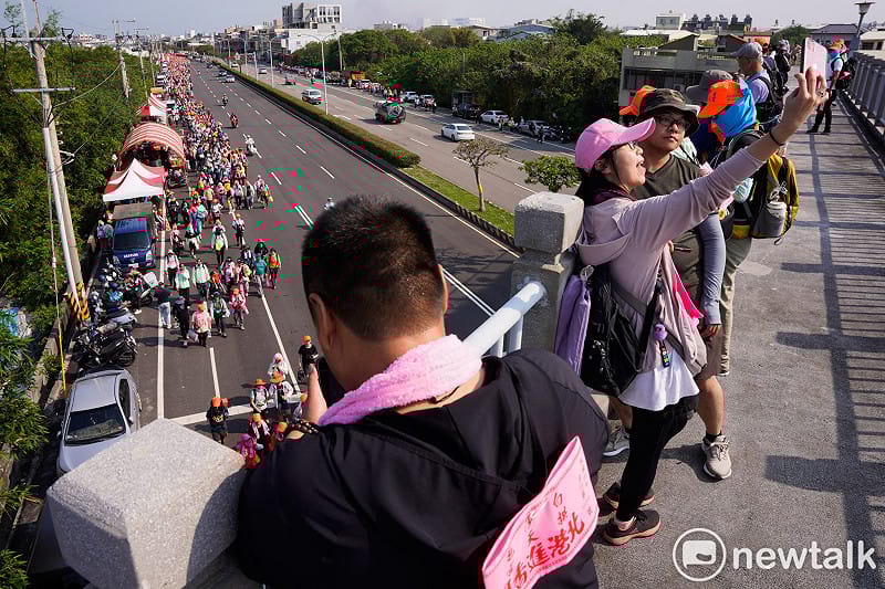 今年報名白沙屯天上聖母往北港朝天宮進香的香燈腳突破46萬人，許多徒步的香燈腳爬上天橋和長長的人龍自拍。&nbsp;&nbsp;&nbsp;圖：張良一/攝