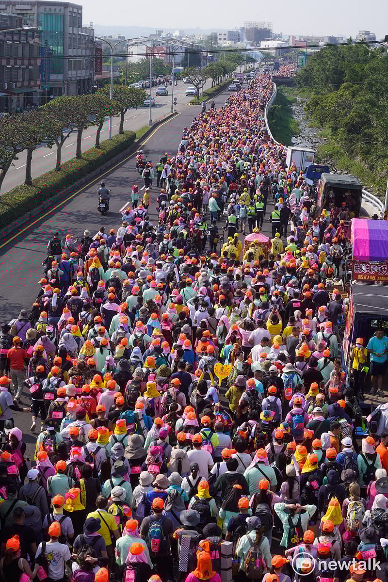 46萬名香腳腳頂著大太陽跟隨白沙屯媽祖腳步往北港朝天宮進香，密密麻麻的香燈腳幾乎把南下的台一線縱貫線擠爆。&nbsp;&nbsp;&nbsp;圖：張良一/攝