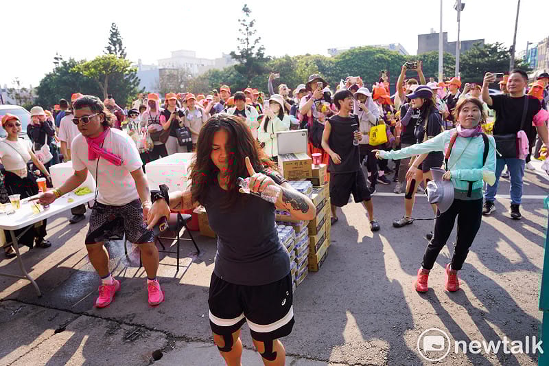 一家洗車店在店門播放電音，當地的年輕人和香燈腳同樂，一起跟著音樂起舞。&nbsp;&nbsp;&nbsp;圖：張良一/攝
