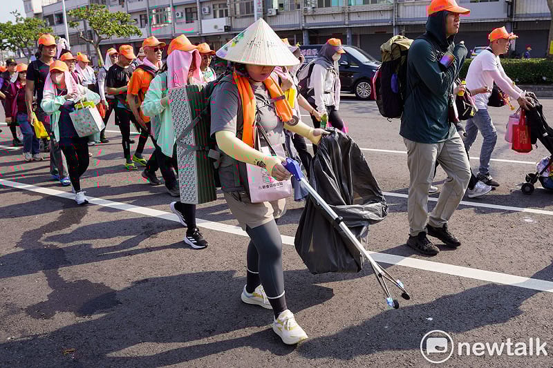 有許多媽祖信眾貼心的幫香燈腳準備福食，吃的、喝的一應俱全，甚至致贈結緣品，有些香燈腳自動自發的擔任「夾友」工作，撿拾掉落在地上的垃圾。&nbsp;&nbsp;&nbsp;圖：張良一/攝