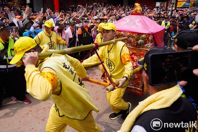 白沙屯媽祖往北港朝天宮進香首日來到大甲，中午並在大甲鎮瀾宮駐駕，當白沙屯媽祖三進三出衝進鎮瀾宮時，引起一片歡呼。&nbsp;&nbsp;&nbsp;圖：張良一/攝