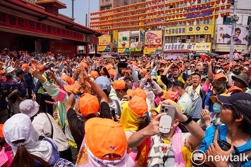 白沙屯媽祖往北港朝天宮進香首日來到大甲，中午並在大甲鎮瀾宮駐駕，當白沙屯媽祖三進三出衝進鎮瀾宮時，引起一片歡呼。&nbsp;&nbsp;&nbsp;圖：張良一/攝