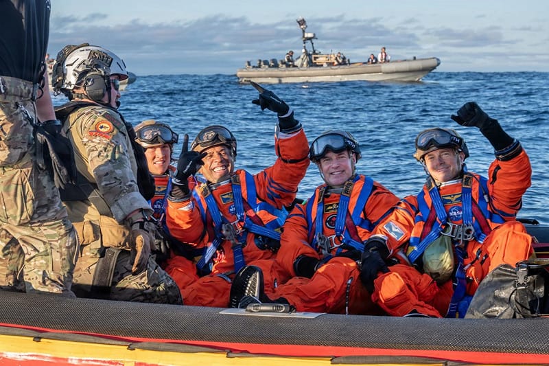 「阿提米絲2號」4名太空人（橘色衣者）等待MH-60S「海鷹」直升機吊運前合影。&nbsp;&nbsp;&nbsp;圖：翻攝US Navy