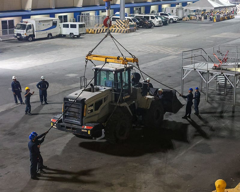 美菲澳MCA多邊演習，納入工兵機具運送的後勤演練。美國海軍惠德比島級船塢登陸艦「阿希蘭號（LSD-48）」，運載菲律賓海軍第3海軍戰鬥工兵營的輪式裝載機。&nbsp;&nbsp;&nbsp;圖：翻攝「X」@INDOPACOM