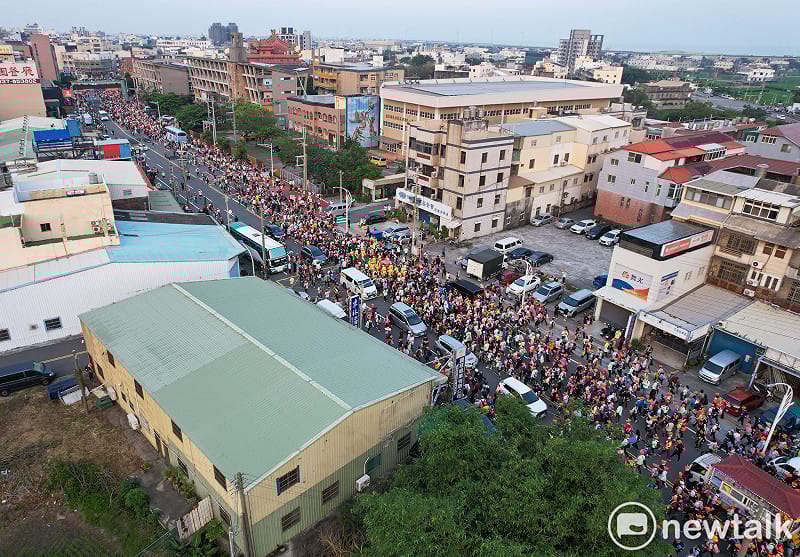 白沙屯拱天宮天上聖母往北港朝天宮8天7夜進香，今啟程首日。清晨剛天亮不久，白沙屯媽祖帶領香燈腳走進苑裡市區，隊伍綿延數公里，場面壯觀。今年共有46萬多名香燈腳報名往北港進香，人數為歷年之冠！&nbsp;&nbsp;&nbsp;圖：張良一/攝
