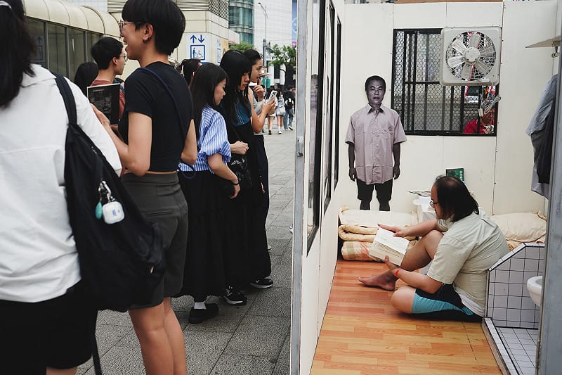  志工輪流半小時走入1.368坪牢房，扮演邱和順，重現被關押38年的日常。 圖：民間司改會 提供 