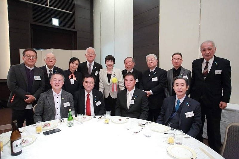  張吉雄(前排右二)赴日參與高市早苗(後排中)競選活動。 圖：張吉雄/提供 