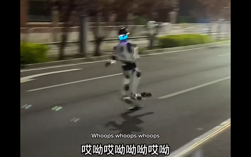 部分機器人在行進過程中突然失衡摔倒,有的出現動作卡頓甚至原地停止,也有機器人疑似系統異常,在奔跑中出現抽搐、撞牆等情況,甚至傳出零件損壞並伴隨火花的畫面。 圖:翻攝自影片 部分機器人在行進過程中突然失衡摔倒,有的出現動作卡頓甚至原地停止,也有機器人疑似系統異常,在奔跑中出現抽搐、撞牆等情況,甚至傳出零件損壞並伴隨火花的畫面。 圖:翻攝自影片