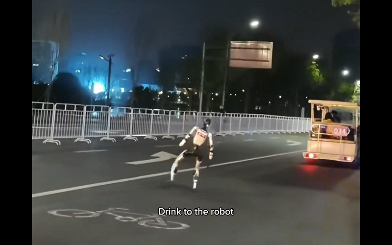 部分機器人在行進過程中突然失衡摔倒，有的出現動作卡頓甚至原地停止，也有機器人疑似系統異常，在奔跑中出現抽搐、撞牆等情況，甚至傳出零件損壞並伴隨火花的畫面。&nbsp;&nbsp;&nbsp;圖:翻攝自影片