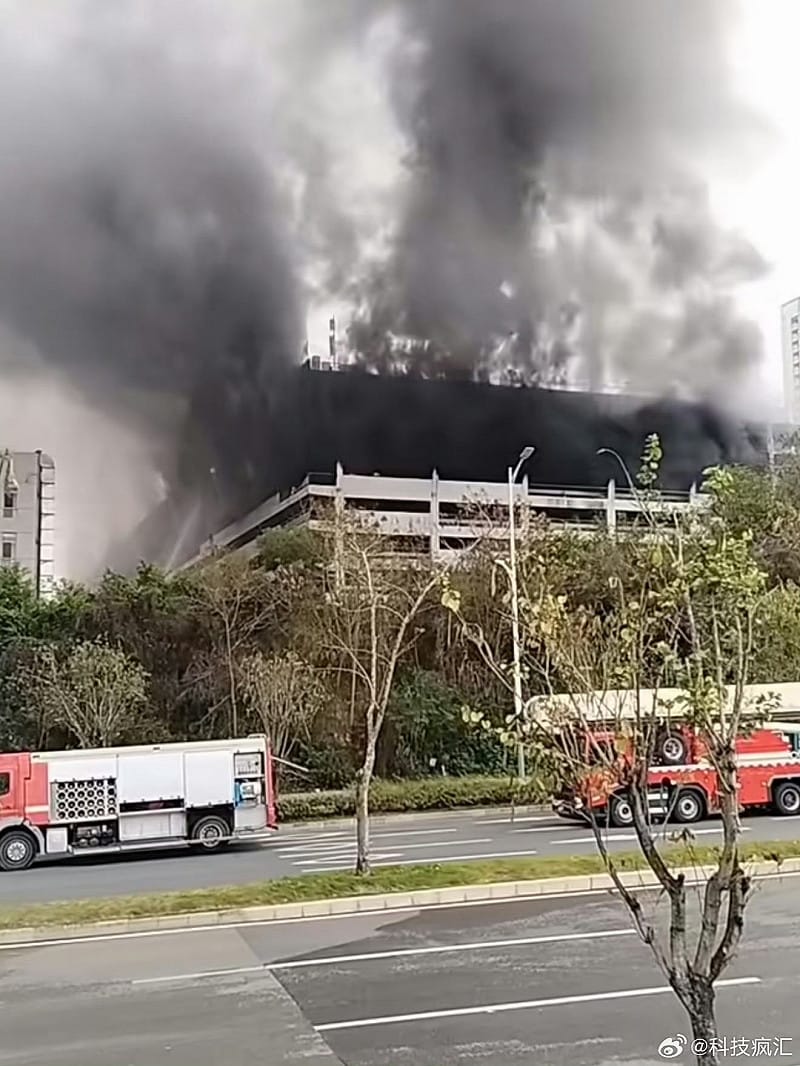 中國電動車龍頭比亞迪位於深圳坪山園區，14 日凌晨突發火警，火勢猛烈、濃煙直竄天際。&nbsp;&nbsp;&nbsp;圖:翻攝自X帳號@liumin1988