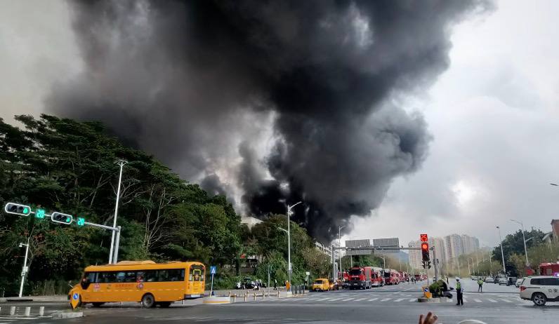 中國電動車龍頭比亞迪位於深圳坪山園區,14 日凌晨突發火警,火勢猛烈、濃煙直竄天際。 圖:翻攝自X帳號@HeyBlackjack21 中國電動車龍頭比亞迪位於深圳坪山園區,14 日凌晨突發火警,火勢猛烈、濃煙直竄天際。 圖:翻攝自X帳號@HeyBlackjack21