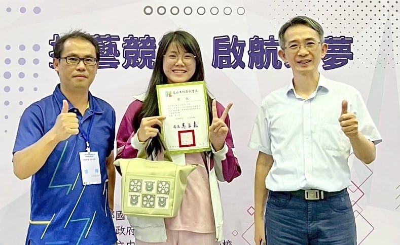 獲商業與管理職群中英文文書處理主題第一名的邱雯琳(中)。&nbsp;&nbsp;&nbsp;圖：高雄市教育局/提供