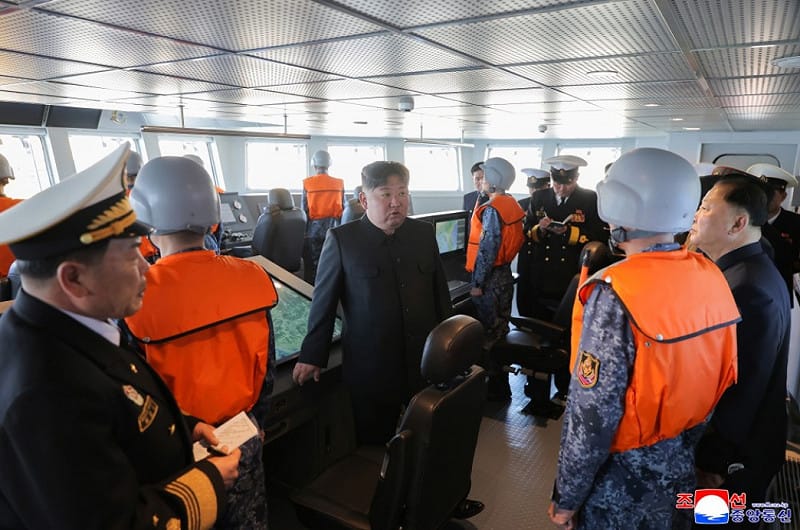 北韓最高領導人金正恩「再次」視導「崔賢號（舷號51）」驅逐艦進行戰略巡航導彈與反艦導彈試射，2個月內第3次登艦。&nbsp;&nbsp;&nbsp;圖：翻攝朝中社