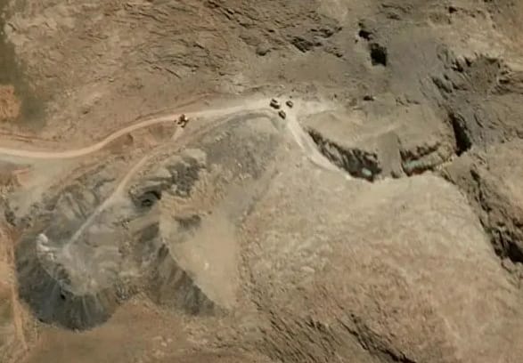 衛星照片顯示，伊朗正趁停火期間，挖出被掩埋在導彈城裏的完好發射器，以防美伊再開戰。&nbsp;&nbsp;&nbsp;圖 : 翻攝自鳳凰網