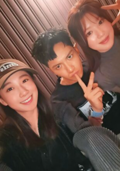 2024年時柯震東舉辦慶生派對，和柯震東工作並無交集的舒華(右)卻出現在派對現場。&nbsp;&nbsp;&nbsp;圖：翻攝自柯震東IG