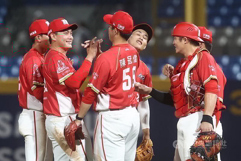 中職味全龍隊（圖）15日例行賽交手富邦悍將隊，雙方一路鏖戰至延長賽第10局，龍隊10局上半拿下全場唯一一分，順利擊敗悍將搶勝。中央社記者王騰毅攝  115年4月15日&nbsp;&nbsp;&nbsp;