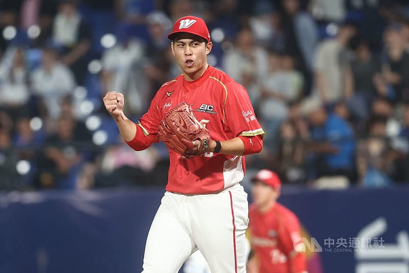 中職味全龍隊15日作客新莊棒球場交手富邦悍將隊，龍隊在延長賽10局上半拿下超前分，投手陳冠偉（圖）下半局關門成功，助龍隊守勝。中央社記者王騰毅攝　115年4月15日&nbsp;&nbsp;&nbsp;