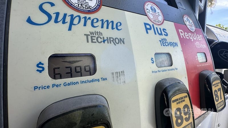 伊朗戰爭推高油價，美國加州汽油平均每加侖逼近6美元，高於全美，部分加油站價格更高。中央社記者張欣瑜舊金山攝　115年4月16日&nbsp;&nbsp;&nbsp;圖：中央社提供