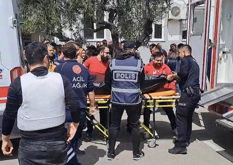 由於犯案學生已經自殺或是在與警方對峙過程中身亡，當局正在針對其犯案動機進行調查，退休警員的父親也遭到拘留與審問。&nbsp;&nbsp;&nbsp;圖：翻攝自 @Def_Century X 帳號