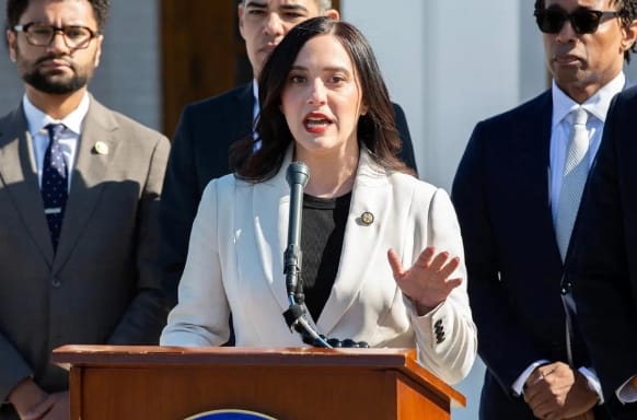 提出對海格塞斯彈劾案的美國亞利桑那州聯邦眾議員亞薩明·安薩里是伊朗後裔。&nbsp;&nbsp;&nbsp;圖 : 翻攝自IC Photo