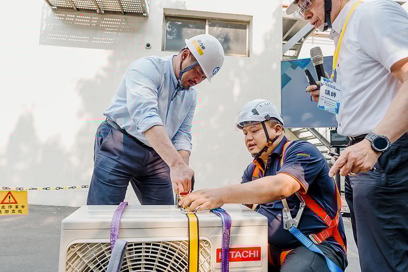 勞動部長洪申翰在活動中與業者、師傅們一起觀摩施工演練、聽取實務經驗。&nbsp;&nbsp;&nbsp;圖：勞動部提供