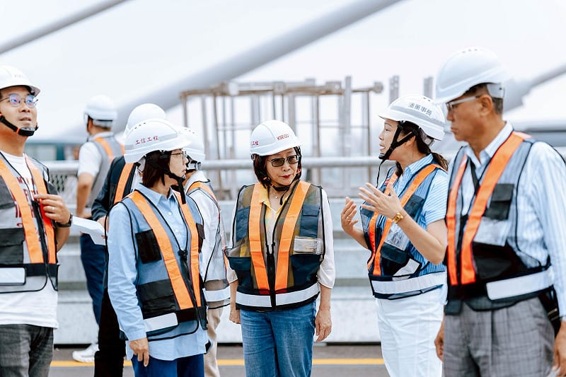 康裕成(右三)聽取工信工程現場簡報。&nbsp;&nbsp;&nbsp;圖：高雄市議會/提供