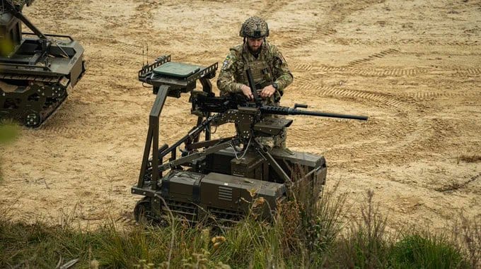 烏克蘭軍方近日宣布，正式導入整合無人機、地面機器人與步兵的「機器人突擊」作戰模式。 圖:翻攝自X帳號@BreakingAlert_