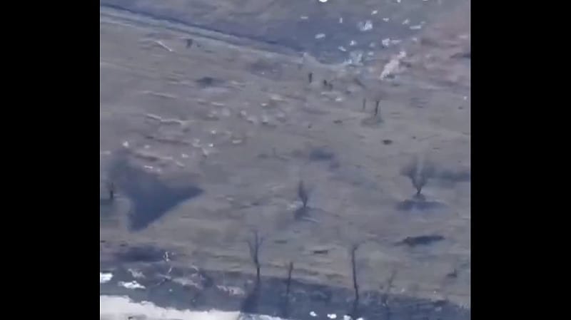 烏軍針對行進中的俄軍部隊展開密集式的轟炸。&nbsp;&nbsp;&nbsp;圖：擷取自 @ChurchillFella X 分享影片