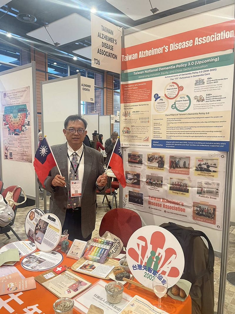 許景琦特別在台灣失智症協會的展示攤位上，秀出青天白日滿地紅的國旗。&nbsp;&nbsp;&nbsp;圖：許景琦/提供