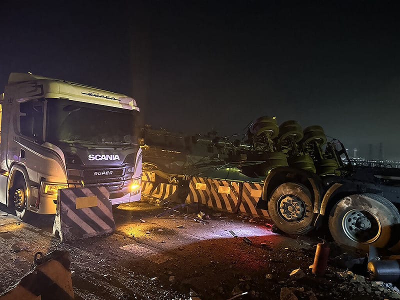 台61線西濱快速公路中彰大橋路段17日凌晨發生5車追撞事故，造成1輛化學槽車翻覆，3人受傷送醫，雙向車道封閉。（民眾提供）中央社記者鄭維真傳真　115年4月17日&nbsp;&nbsp;&nbsp;