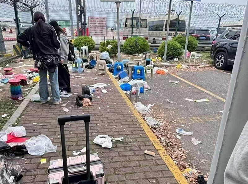 有現場粉絲透露，活動結束後，有50輛狂粉的車試圖跟車，現場更留下滿地垃圾。&nbsp;&nbsp;&nbsp;圖：翻攝自微博