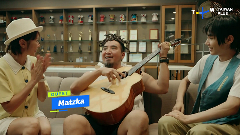  節目來到台東月光．海音樂會，和排灣族歌手Matzka暢聊台灣音樂的自由與熱情風格。 圖：TaiwanPlus提供 