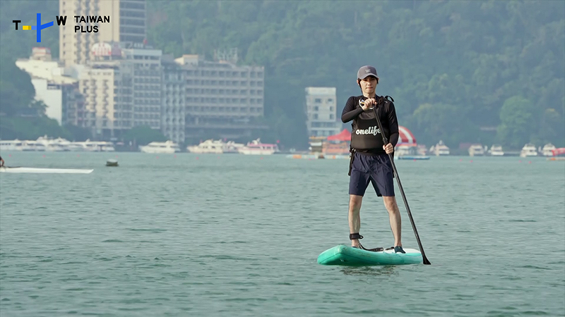  原本怕水的Kenji為節目突破極限，成功站上SUP遨遊日月潭。 圖：TaiwanPlus提供 