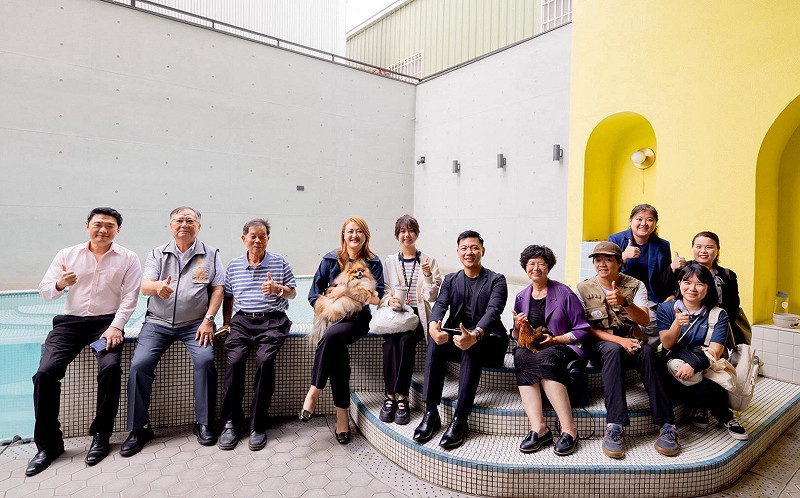 參與貴賓及業者參觀多野樂旅館游泳池。&nbsp;&nbsp;&nbsp;圖：高雄市觀光局/提供