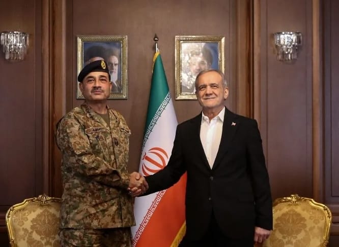 伊朗總統裴澤斯基安(右)在德黑蘭會見來訪的巴基斯坦陸軍參謀長穆尼爾&nbsp;&nbsp;&nbsp;圖 : 翻攝自紅星新聞